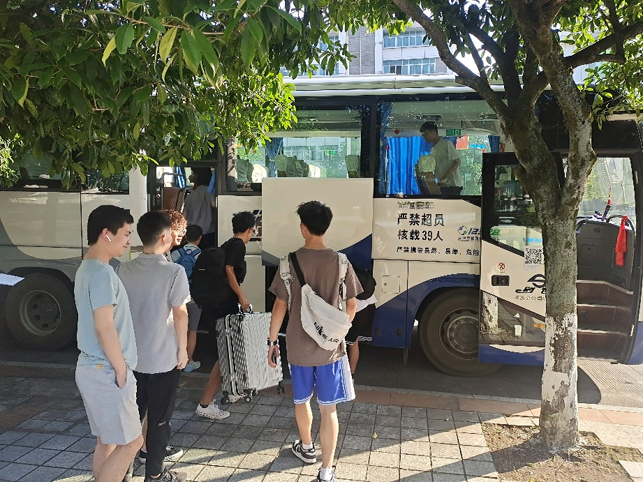 参观人工智能合作企业
