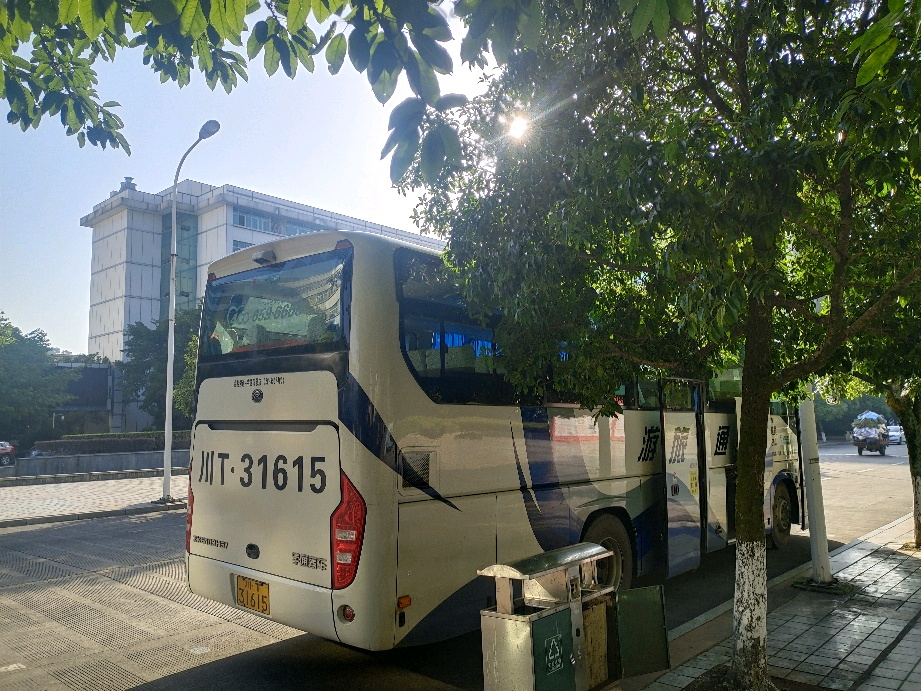 出发参观人工智能合作企业技术