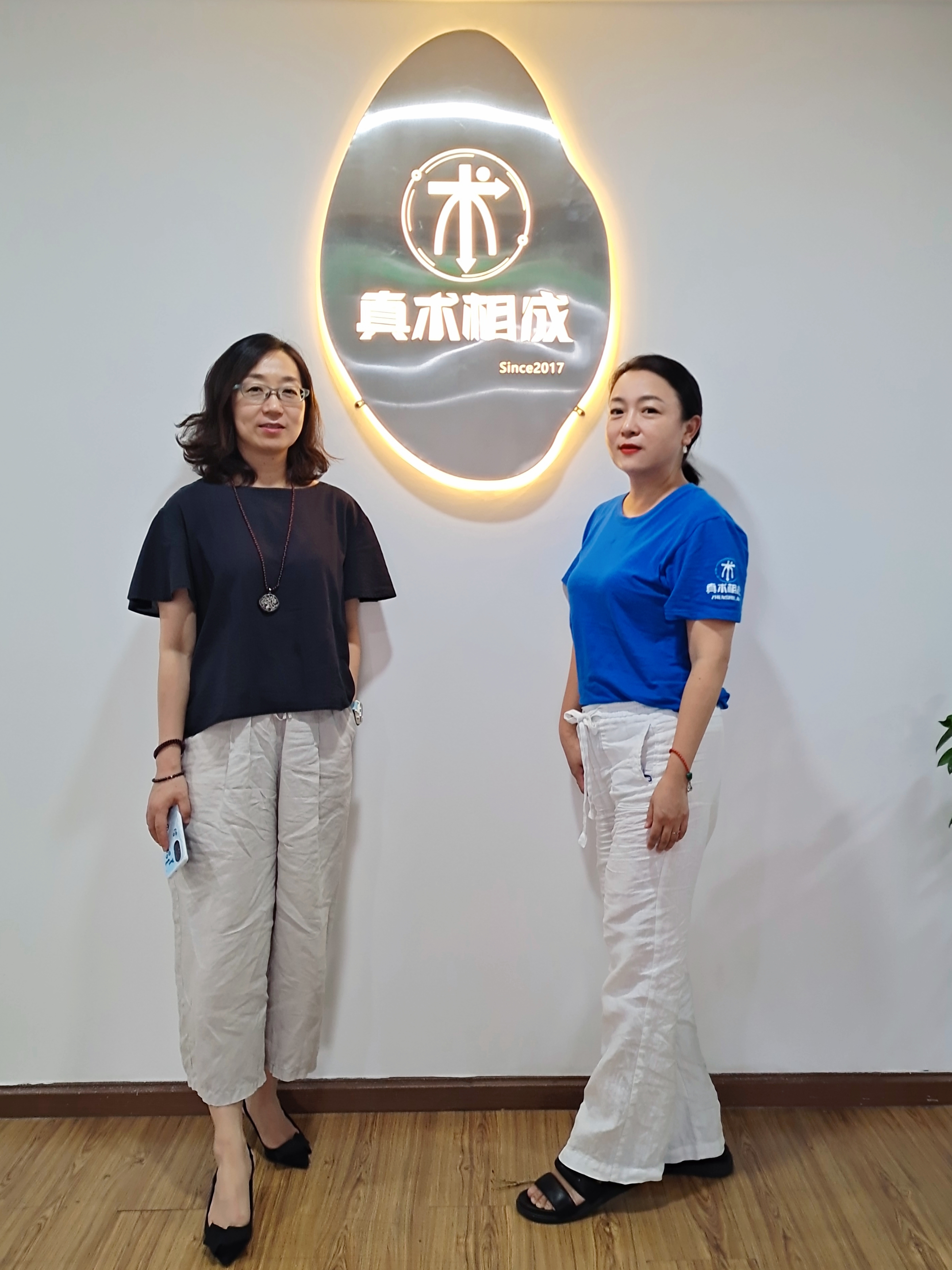 CEO依比继红与栾教授双人合影留念